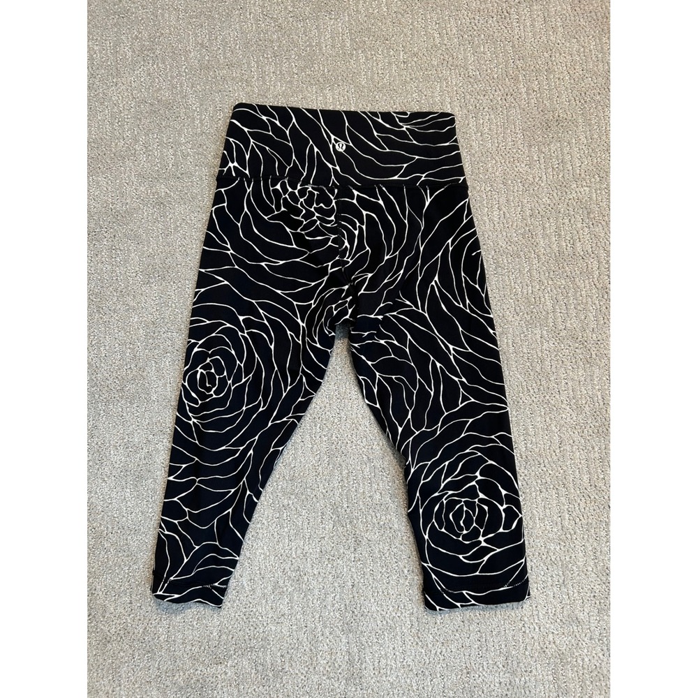 Lululemon Black White Rose Floral Crop Leggings Athletic Womens‎ Size 6 - Picture 2 of 3